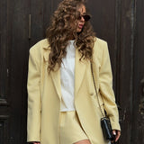 Conjunto de dos piezas: blazer holgado y falda de cintura alta.