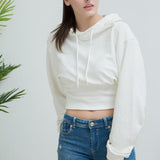 Top corto con capucha, ajustado a la cintura, estilo casual.