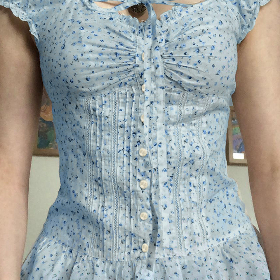 Blusa floral vintage con botones a presión y mangas abullonadas