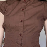 Una blusa con mangas abullonadas y cuello alto, dulce y picante a la vez.