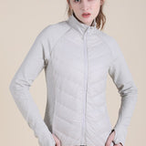 Chaqueta ligera, ajustada y de cuello alto, resistente al viento y deportiva.