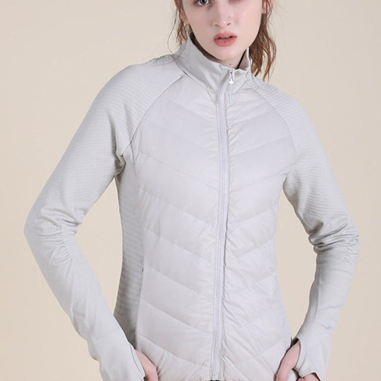 Chaqueta ligera, ajustada y de cuello alto, resistente al viento y deportiva.