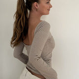 Blusa básica de rayas con cuello redondo y espalda abierta, entallada en tejido de punto.