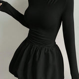 Elegante minivestido ajustado y elástico con mangas largas y volantes.