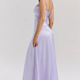 Elegante vestido de noche largo con tirantes finos y espalda escotada.