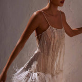 Vestido de noche sin espalda con flecos y lentejuelas