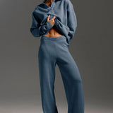 Conjunto de dos piezas: jersey polo de punto y pantalón ancho.