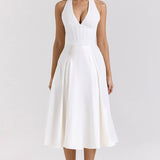 Elegante vestido de noche largo con escote pronunciado y espalda abierta.