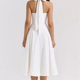Elegante vestido de noche largo con escote pronunciado y espalda abierta.