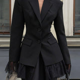 Blazer suave con mangas largas y cintura ajustada, adornado con paneles de encaje negro.