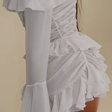 Elegante conjunto de falda con volantes, mangas largas y hombros descubiertos