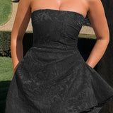 Vestido de noche mini sin tirantes de jacquard