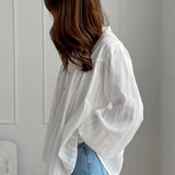 Blusa blanca de algodón jacquard con cuello alto