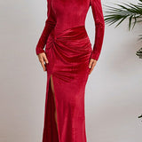 Elegante vestido de noche de terciopelo fruncido con mangas largas y abertura en la cintura.
