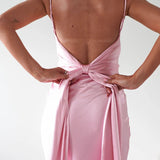 Vestido de noche de satén con espalda abierta y detalle de lazo.