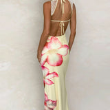 Vestido largo con estampado floral, espalda abierta y paneles de encaje, diseño con hombros descubiertos.