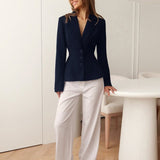 Blazer entallado con escote en pico y hombros acolchados, manga larga.