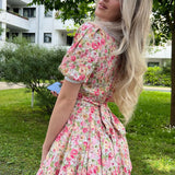 Vestido mini abotonado con cuello Peter Pan y mangas abullonadas florales