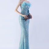 Vestido largo adornado con plumas de avestruz