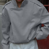 Chaqueta entallada con cuello alto y mangas largas.
