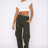 Pantalones cargo de moda con piernas rectas y múltiples bolsillos.