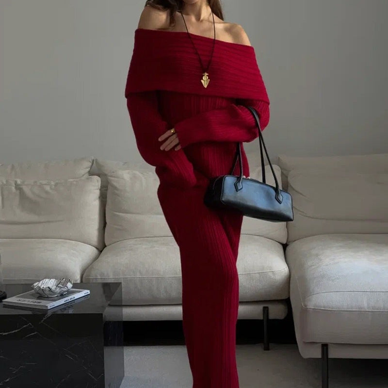 Elegante y minimalista vestido largo con hombros descubiertos en tejido de punto liso.