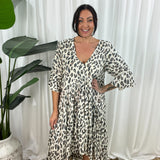 Vestido de mujer - Cuello en V - Corte fluido - Mangas 3/4 - Estampado animal moderno