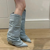 Botas vaqueras de mezclilla hasta la rodilla: estilo moderno y resistente.