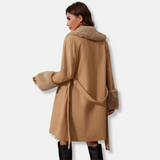 Gabardina de mujer – Corte entallado – Cuello y puños de piel – Cinturón ajustable