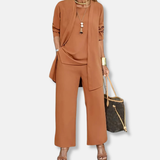 Traje de mujer: Chaqueta abierta y fluida, pantalón ancho, tejido suave y transpirable.