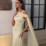 Elegante vestido largo con tirantes tipo chal y cinturón liso.