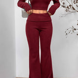 Conjunto sexy de dos piezas compuesto por un top ajustado con hombros descubiertos y pantalones.