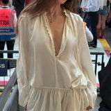 Minivestido chic y elegante con escote en pico y mangas con volantes.