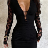Minivestido sexy ajustado con mangas largas y escote pronunciado de encaje.