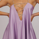 Vestido de noche sexy con detalle de cadena y espalda abierta pronunciada.