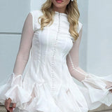 Elegante mini vestido con botones y volantes, mangas largas abullonadas.