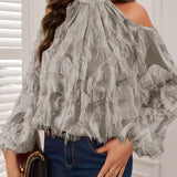 Elegante blusa de hombros descubiertos adornada con plumas para mujer