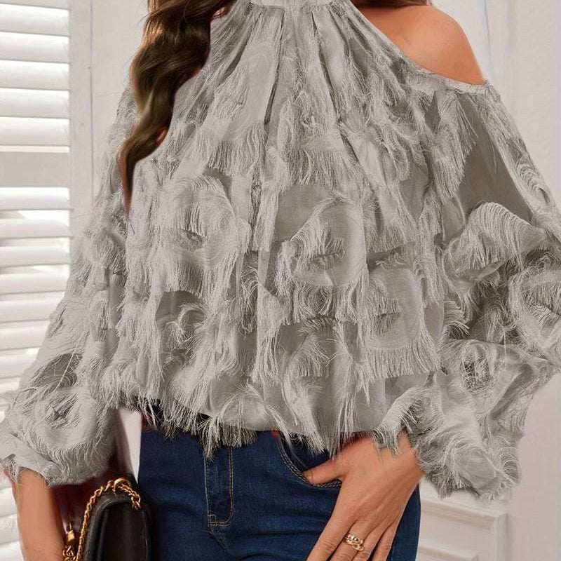 Elegante blusa de hombros descubiertos adornada con plumas para mujer