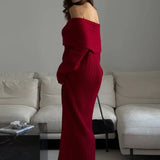 Elegante y minimalista vestido largo con hombros descubiertos en tejido de punto liso.