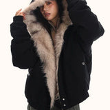 chaqueta aislante con capucha de piel