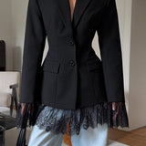 Blazer suave con mangas largas y cintura ajustada, adornado con paneles de encaje negro.