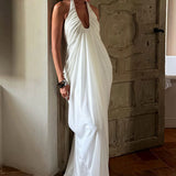 Vestido largo de tul con amplio escote en pico y volantes, espalda abierta y escote en pico.