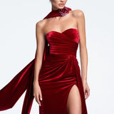 Vestido de noche de terciopelo sin tirantes y con abertura