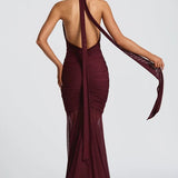 Vestido de noche sexy de sirena con escote pronunciado y espalda abierta.