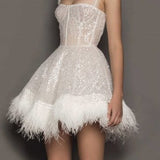 Vestido de noche sin tirantes con plumas y lentejuelas