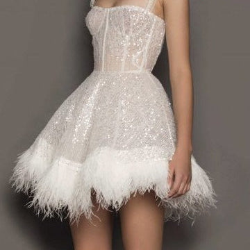 Vestido de noche sin tirantes con plumas y lentejuelas