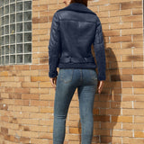 Chaqueta de ante forrada con piel de oveja y con cinturón.