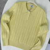 Blusa holgada con cuello polo jacquard y mangas largas.