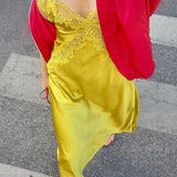 Vestido largo asimétrico con espalda abierta transparente y ribete de encaje satinado.