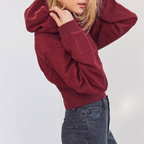 Top corto con capucha, ajustado a la cintura, estilo casual.